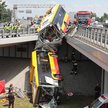 Miejsce wypadku autobusu miejskiego w Warszawie. 25 czerwca 2020 r. autobus przebił bariery na trasi