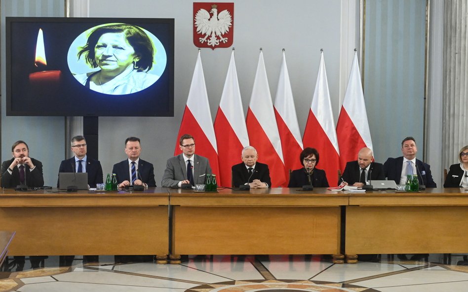 Prezes PiS Jarosław Kaczyński oraz posłowie PiS na posiedzeniu Parlamentarnego Zespołu Przeciwdziała